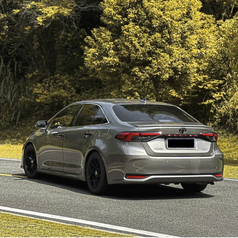 Toyota Asiatic Lion 2.0 Edición Elite Limousine con suspensión trasera de múltiples enlaces
